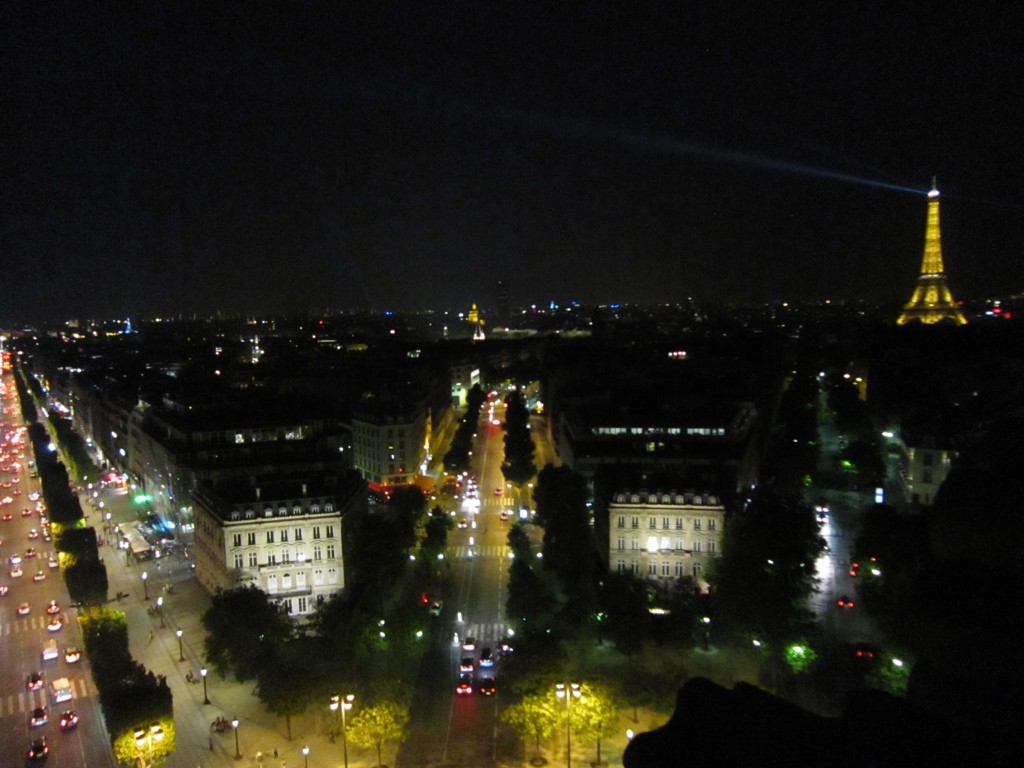 凱旋門から見える夜のシャンゼリゼ通り⑨