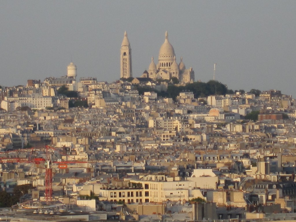 1-4エッフェル塔から見たモンマルトルの丘とパリの街