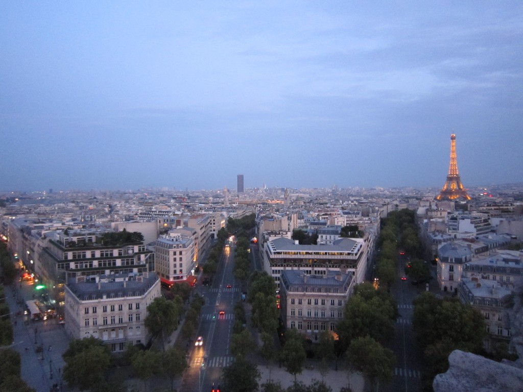 1-8凱旋門から見た夕刻のパリの街
