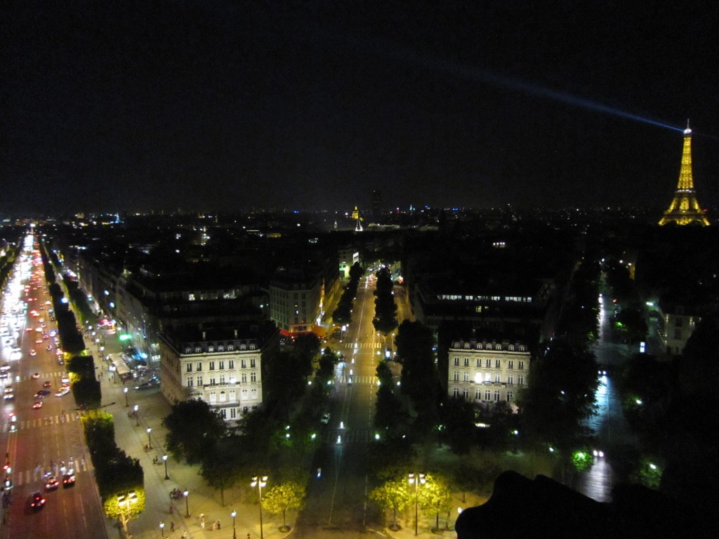 1-9凱旋門から見た夜のパリの街